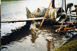 Konetta siirretään rantapenkereelle. Vedessä Vladimir Prytkov. nosto4.jpg